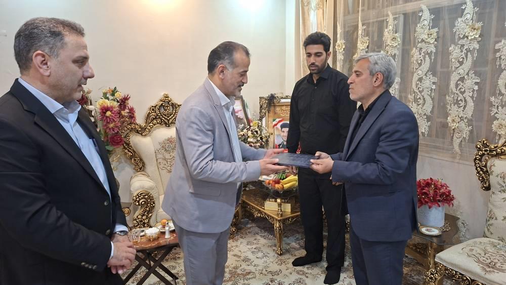 دیدار مدیرکل امور استانها و مدیر صندوق بازنشستگی کرمانشاه با خانواده شهید «یوسف مرادی»