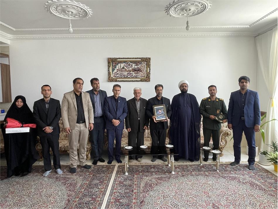 دیدار مدیر صندوق بازنشستگی کرمان با خانواده معظم شهید یوسف زاده